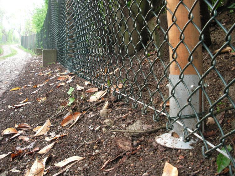 Recinzione con sistema di posa a secco