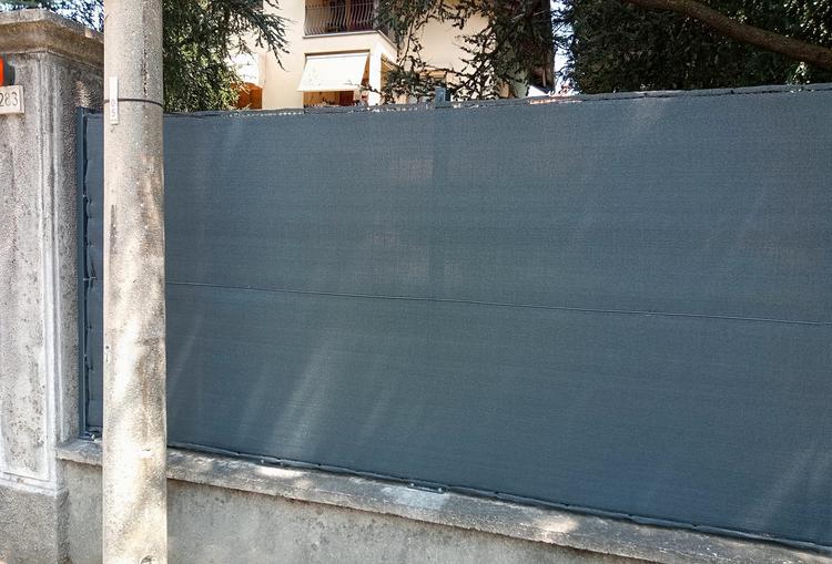 Pali, rete e ombreggiante di colore grigio