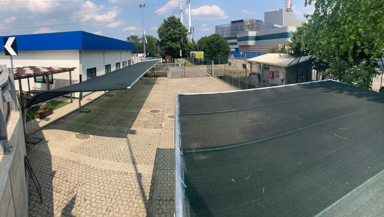 Pensiline ombreggianti ad ala di gabbiano per auto