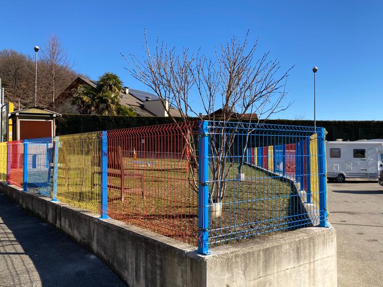 Recinzione parco giochi colorata