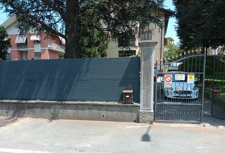 Pali, rete e ombreggiante di colore grigio