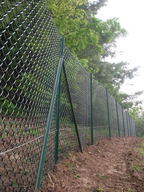 Recinzione con sistema di posa a secco