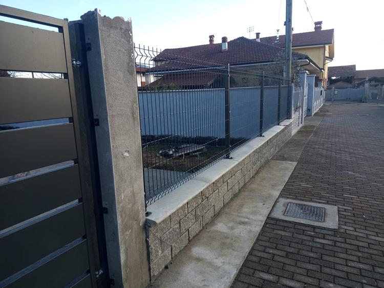 Recinzione a pannelli e cancelli in lamiera