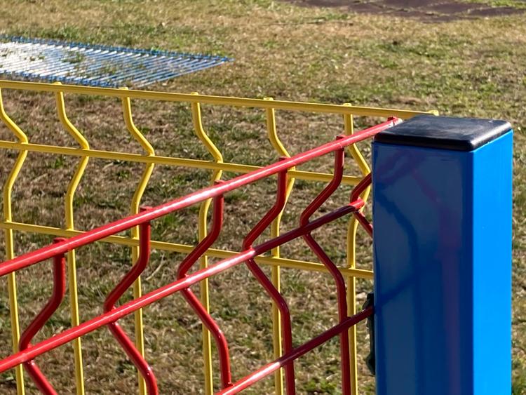 Recinzione parco giochi colorata