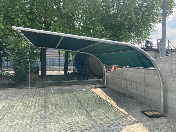 Pensiline ombreggianti ad ala di gabbiano per auto