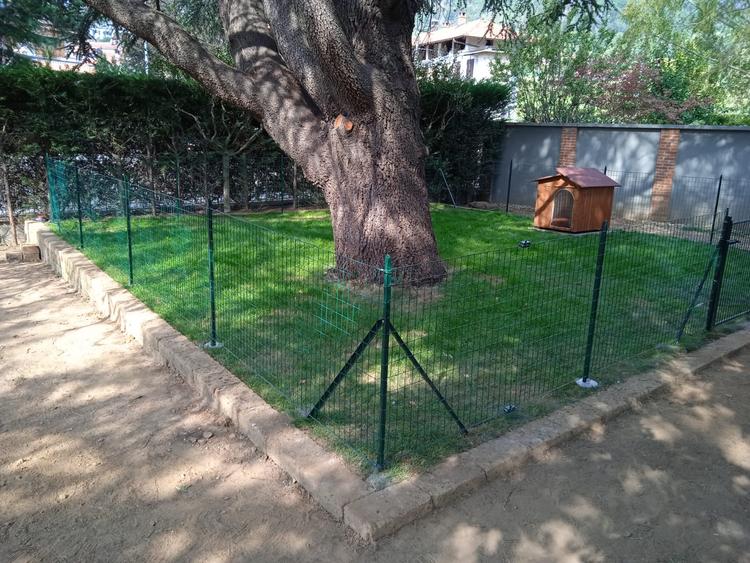 Piccola area cani in giardino