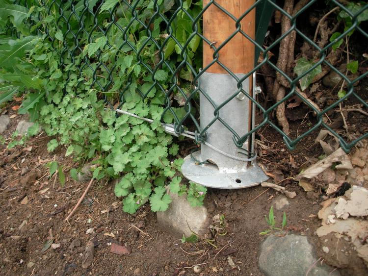 Recinzione con sistema di posa a secco