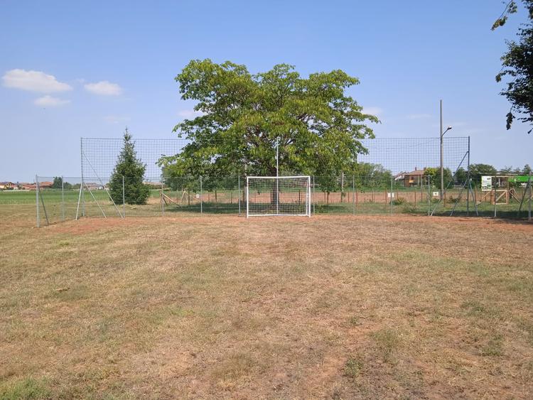Un prato trasformato in campo calcetto