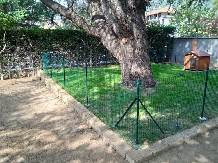 Piccola area cani in giardino