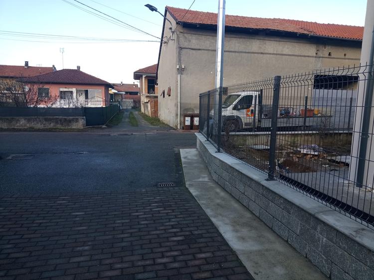 Recinzione a pannelli e cancelli in lamiera