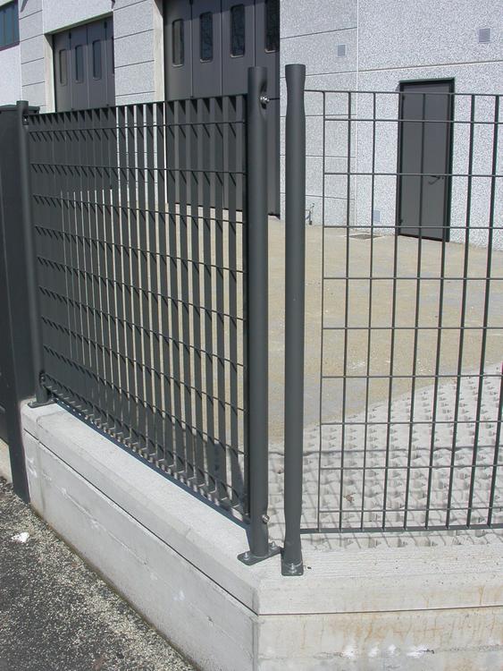 Recinzione in grigliato verniciato complesso industriale