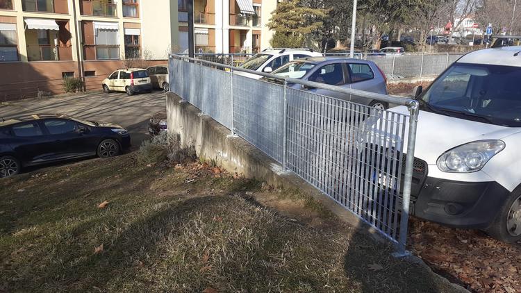 Grigliato con parapetto per parcheggio