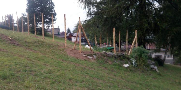 Recinzione montana con pali in castagno