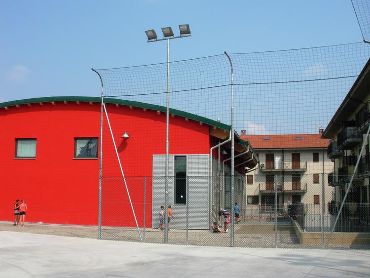 Recinzione sportiva con piega