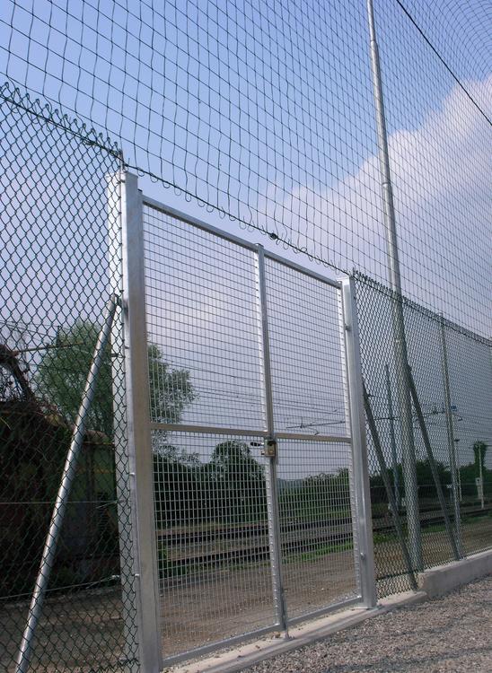 Recinzione sportiva con piega