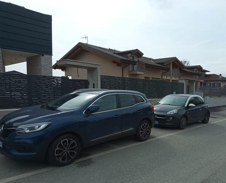 Recinzione in lamiera moderna, accattivante ed elegante