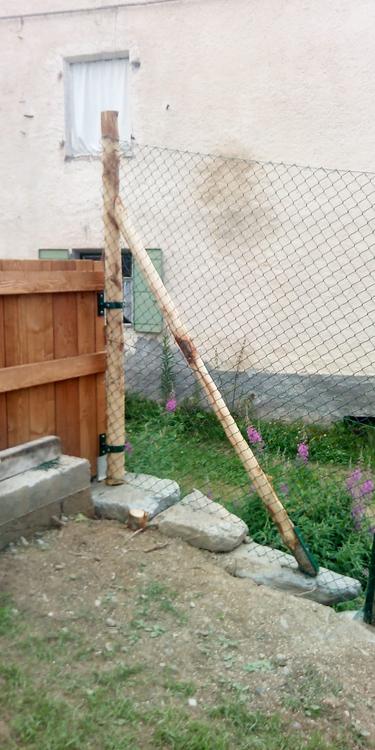 Recinzione montana con pali in castagno