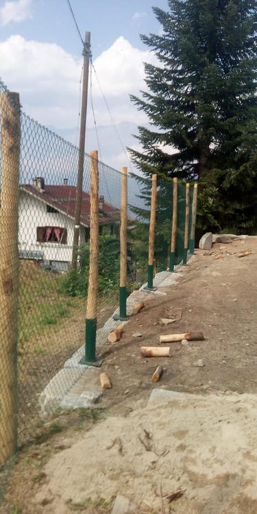 Recinzione montana con pali in castagno