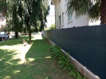 Pali, rete e ombreggiante di colore grigio