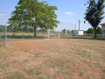 Un prato trasformato in campo calcetto