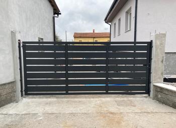 Recinzione a pannelli e cancelli in lamiera