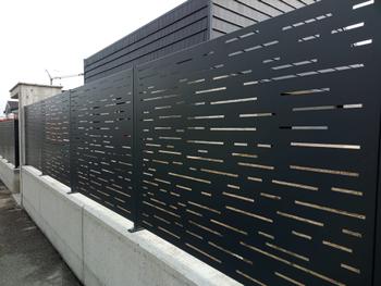 Recinzione in lamiera moderna, accattivante ed elegante